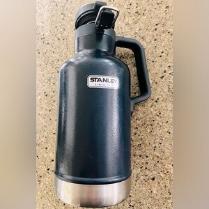 Stanley Classic Easy-Pour insulated Growler 64oz Stainless Steel -Blue